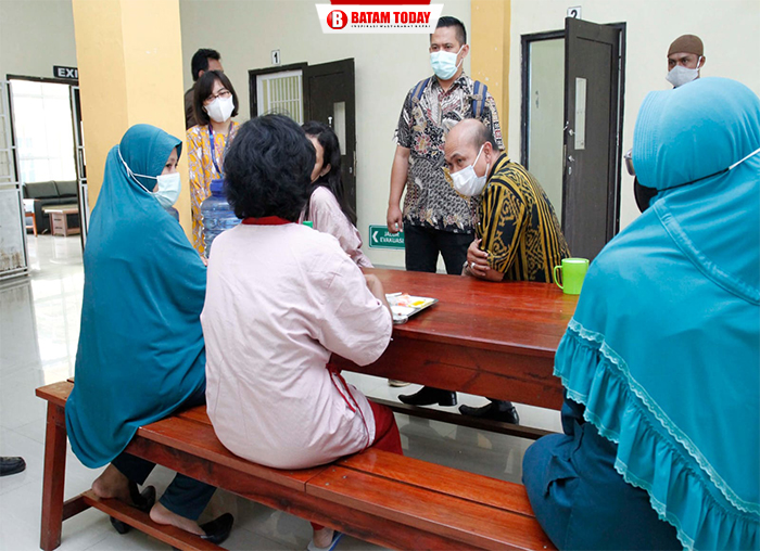 dr. Celestinus Gigya Munthe saat berada ditengah-tengah pasian layanan jiwa